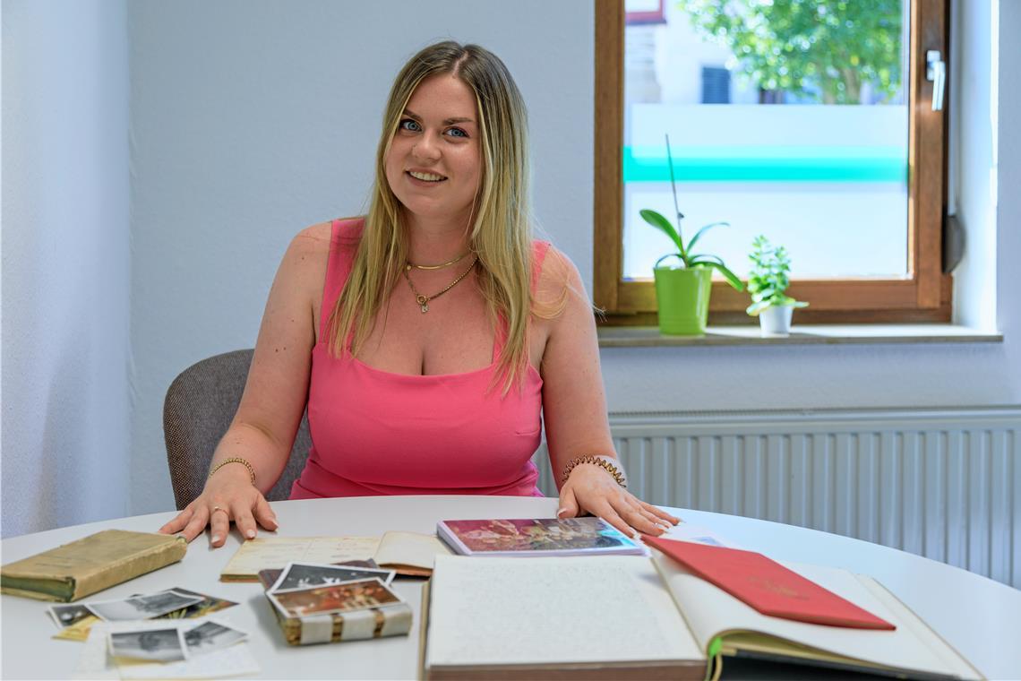 Der Großvater als Schatz besonderer Art Laura-Sophie Großmann ist davon überzeugt, dass die Vermittlung von individuellen Schicksalen wie demjenigen ihres Großvaters auch im Unterricht wertvoll ist, weil Geschichte so in ihrer Komplexität und Vielfältigkeit erfassbar wird. Fotos: Stefan Bossow