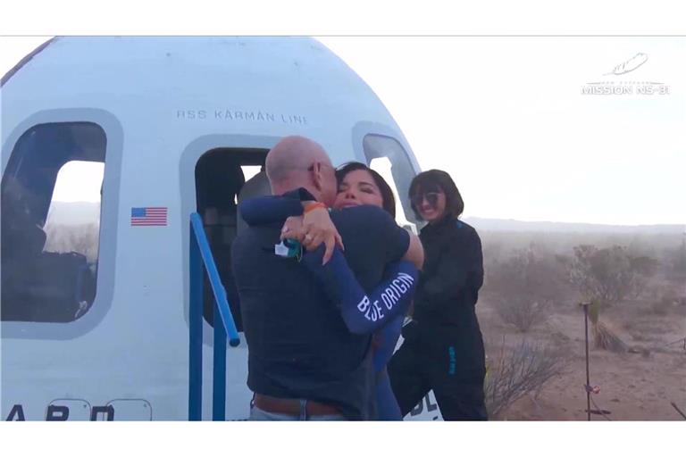 Lauren Sanchez und Jeff Bezos umarmten sich nach dem Flug.
