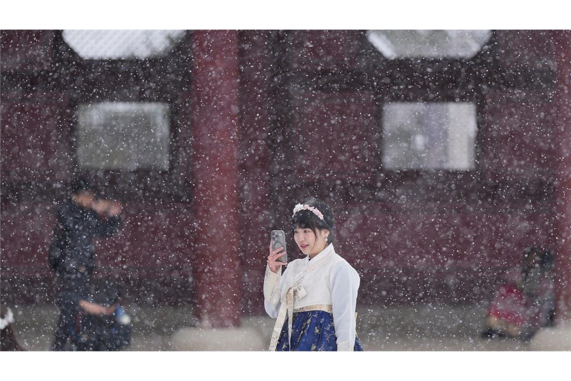 Rekord-Schneesturm in Seoul legt Flugverkehr lahm Laut Angaben des Wetterdienstes sind in der Metropole mit Stand von Mittwochnachmittag 16 Zentimeter Neuschnee gefallen.
