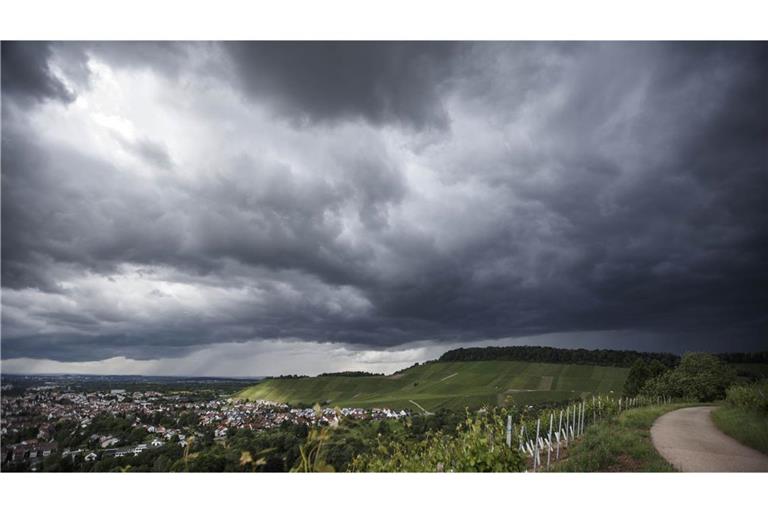 Laut Deutschem Wetterdienst (DWD) bleibt es in Baden-Württemberg grau, gebietsweise rieselt auch der Schnee. (Symbolbild)