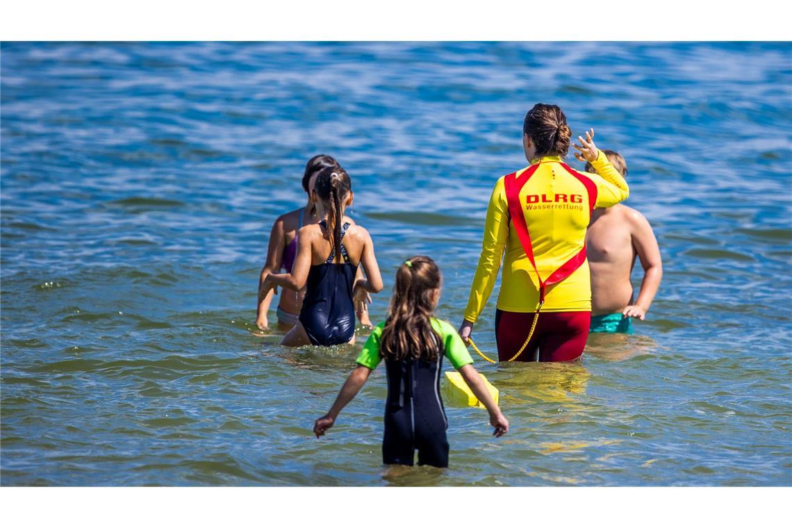 Laut DLRG wollen sich viele Kinder nach dem Schwimmenlernen auch mit Rettungsschwimmen beschäftigen. (Archivbild)