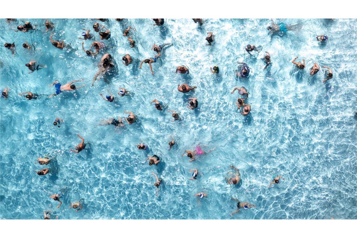 Sommerferien: Welche Vorteile haben Früh- und Spätstarter? Laut DWD ist der Juli oft der wärmste Monat des Jahres. Für die Frühstarter heißt es bei Hitze: Ab ins Schwimmbad! (Symbolbild)