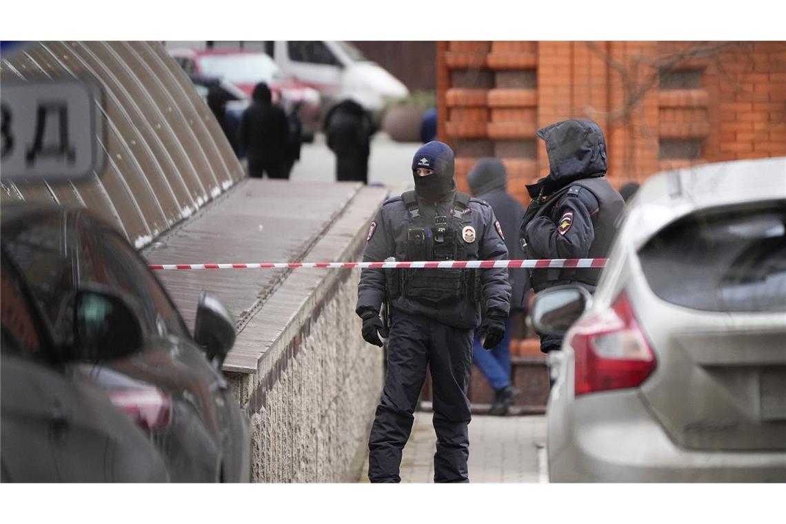 Gründer von pro-russischem Bataillon bei Explosion in Moskau getötet Laut einem Zeitungsbericht detonierte ein Sprengsatz im Eingangsbereich des luxuriösen Wohnkomplexes „Alijie Parussa“ im Nordwesten Moskaus.