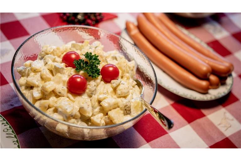 Laut einer aktuellen Statista-Befragung geben 34 Prozent der Befragten an, dass es bei ihnen über die Weihnachtsfeiertage Würstchen mit Kartoffelsalat gibt. (Symbolfoto)