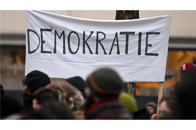 Laut einer Untersuchung unter 137 Staaten verliert die Demokratie an Boden. (Archivbild)
