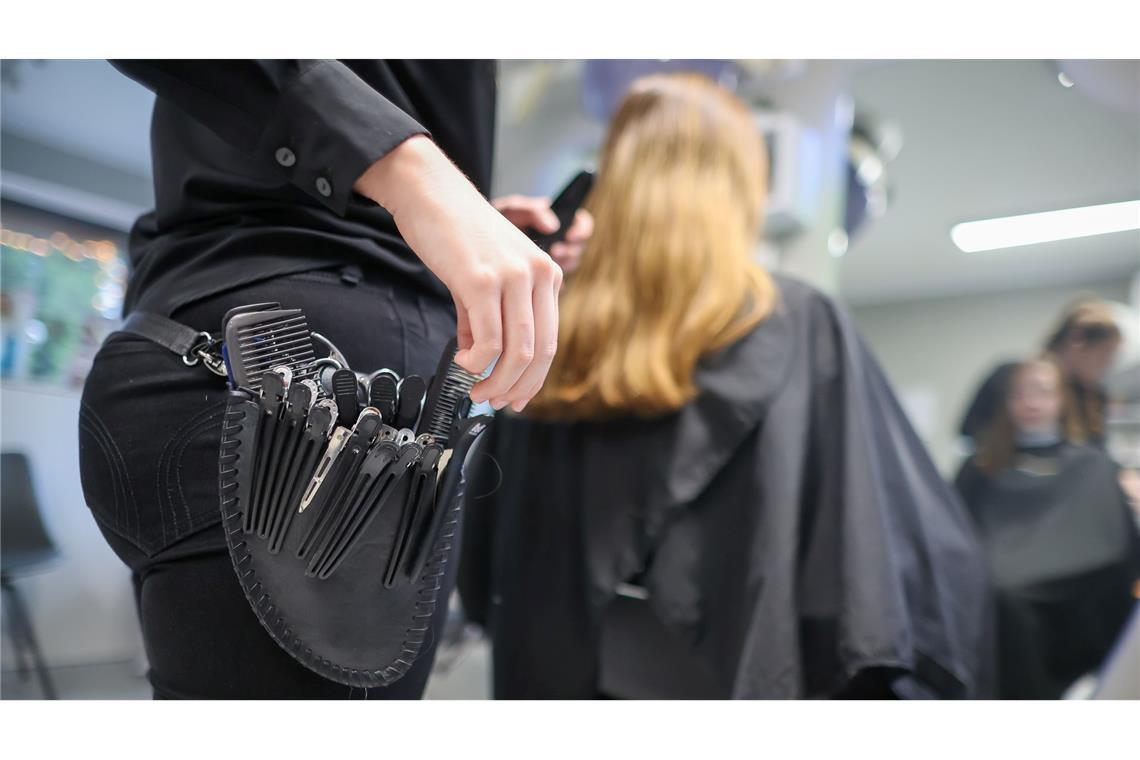 Laut einer YouGov-Umfrage gibt ein Viertel der Menschen in Deutschland kein Geld für einen Haarschnitt aus. (Archivbild)