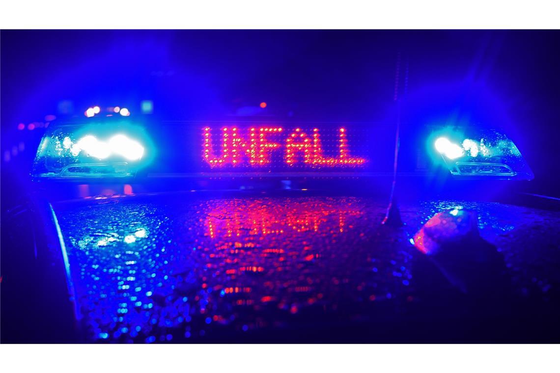 Laut erster Erkenntnisse der Polizei waren zwei Lastwagen und ein Auto am Unfall beteiligt. (Symbolbild)