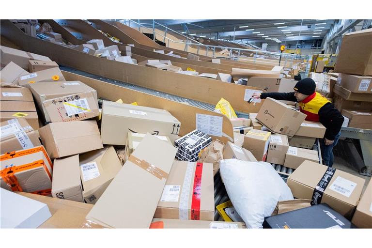 Laut EU-Kommission kamen 2024 täglich rund zwölf Millionen Pakete in der EU an - deutlich mehr als in den beiden Vorjahren. (Symbolbild)