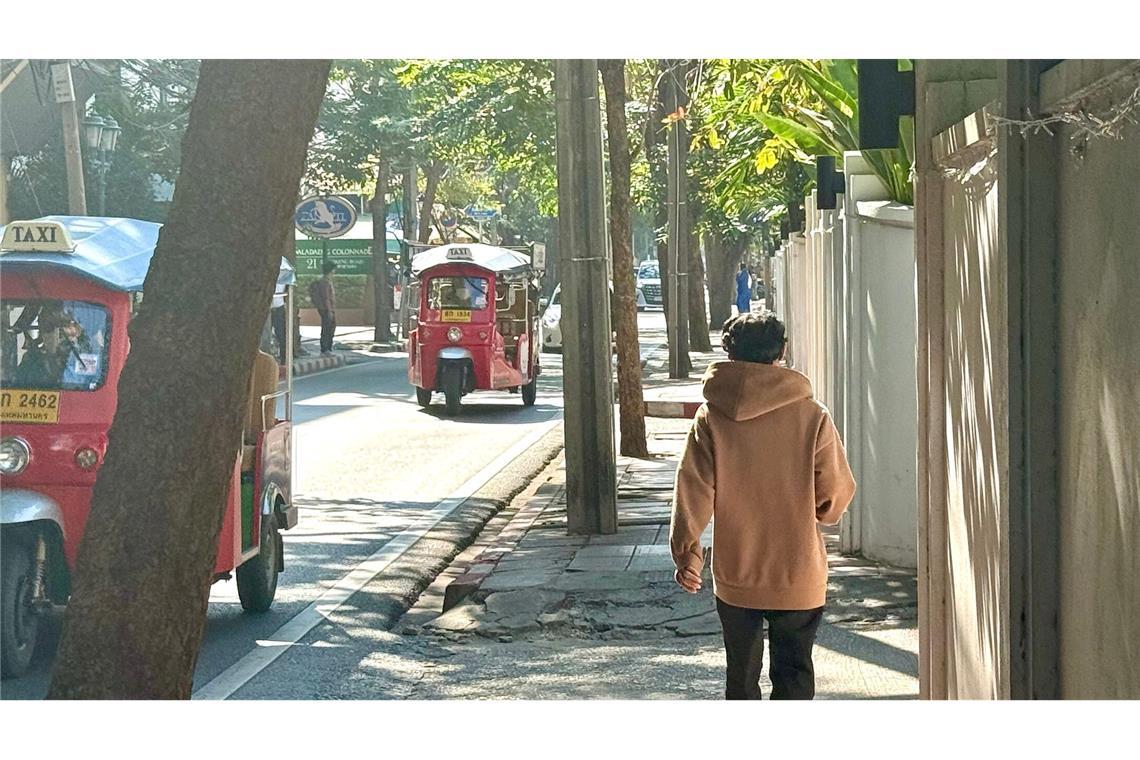 Thais in Pullover und Wolljacke: "Kältewelle" in Bangkok Laut Experten sollen die kühlen Werte noch etwa zwei Wochen anhalten. (Foto aktuell)