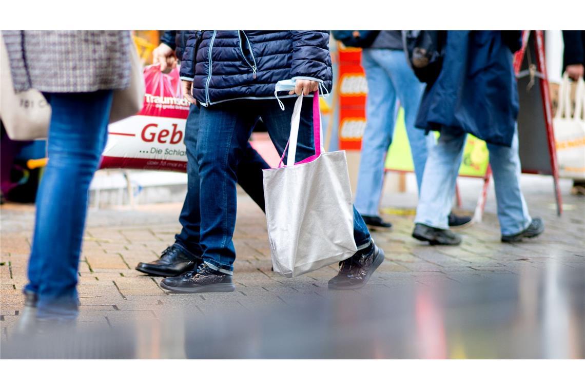 Umfrage: Stimmung der Kunden bessert sich leicht Laut HDE-Konsumbarometer hellt sich die Verbraucherstimmung leicht auf.