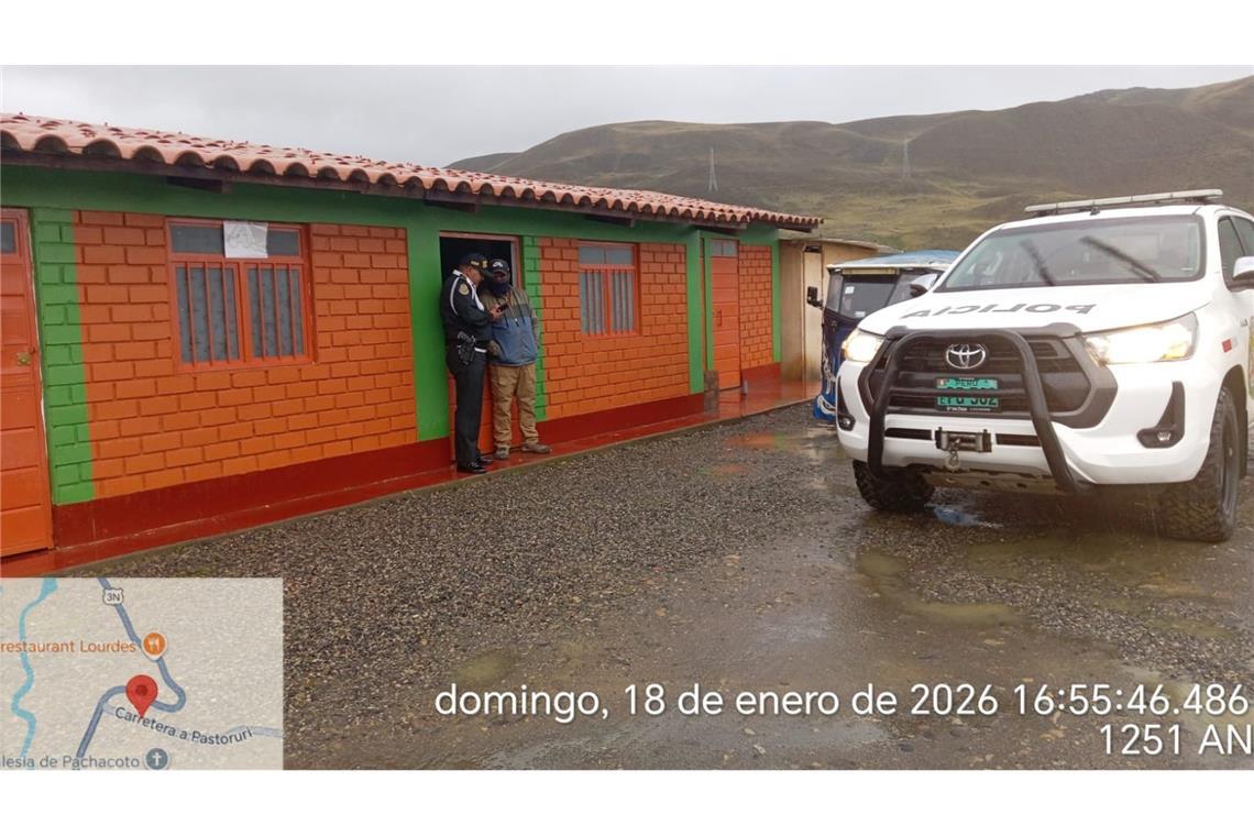 Laut lokalen Medienberichten hatte sich der junge Mann während eines plötzlichen Unwetters in ein Zelt zurückgezogen und wurde dabei offenbar von einem Blitz getroffen.