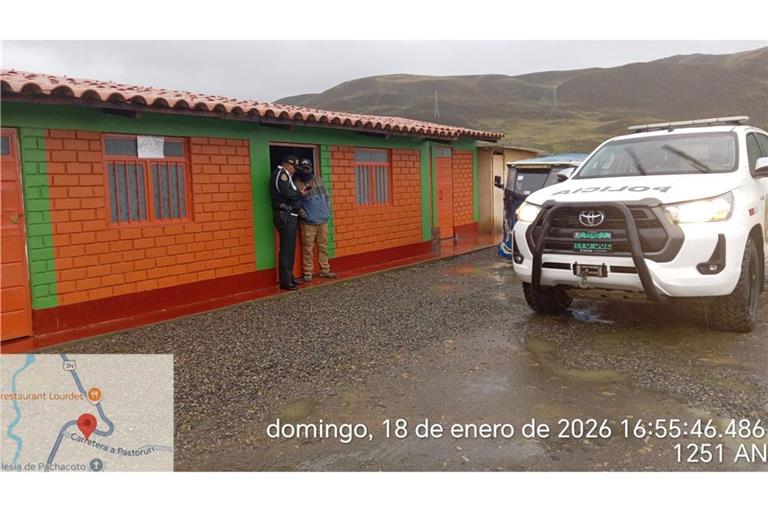 Laut lokalen Medienberichten hatte sich der junge Mann während eines plötzlichen Unwetters in ein Zelt zurückgezogen und wurde dabei offenbar von einem Blitz getroffen.