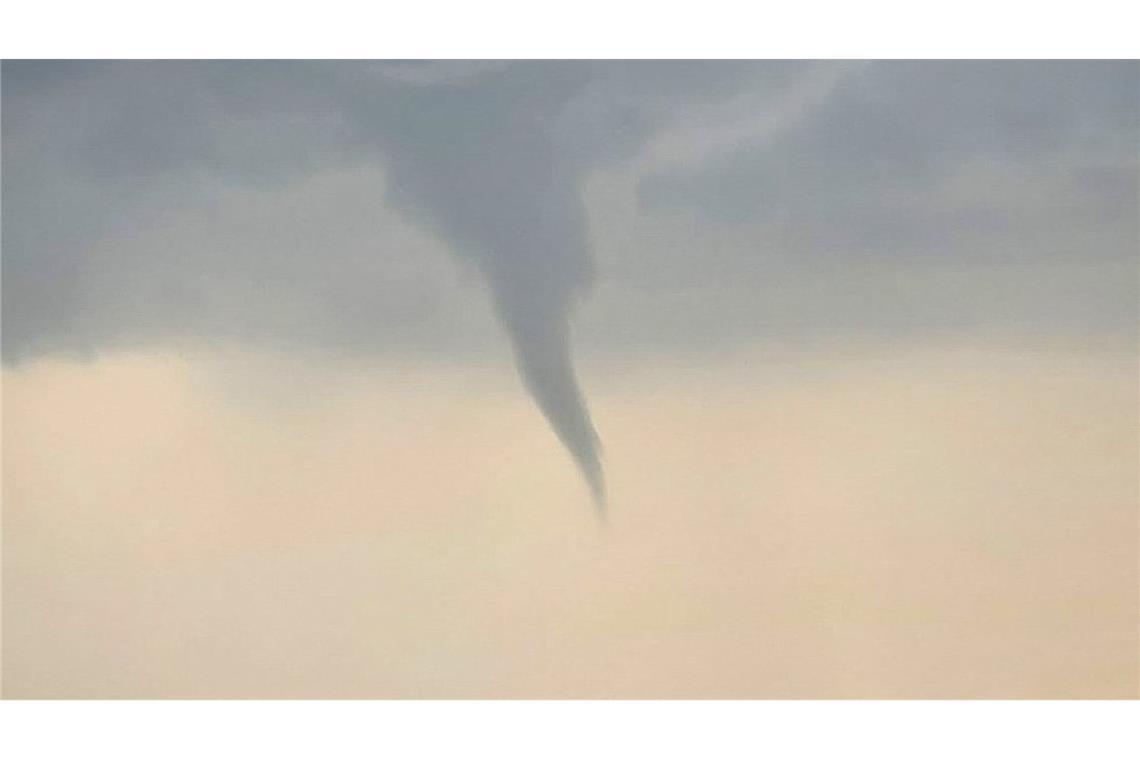 Unwetter über Deutschland - Schwerpunkt in der Südost-Hälfte Laut mehreren Medienberichten soll in der Gemeinde Altenbeken im Kreis Paderborn ein Tornado gewütet haben.