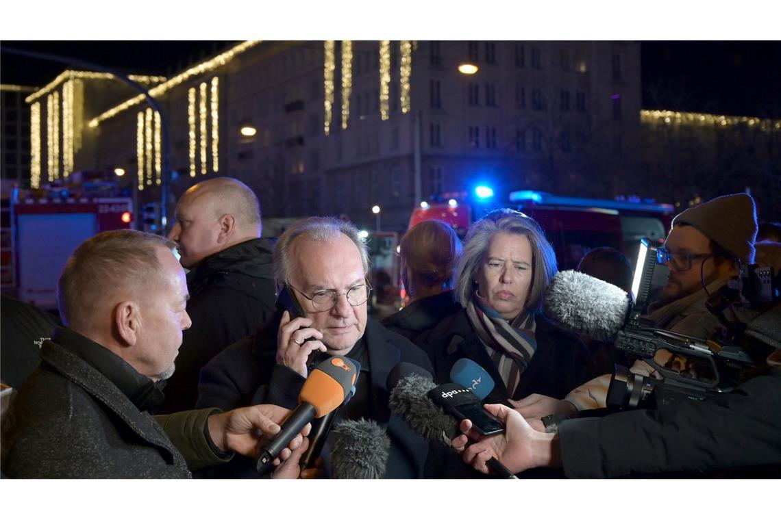 Haseloff: Mindestens zwei Tote auf Weihnachtsmarkt Laut Ministerpräsident Haseloff sind mindestens zwei Menschen ums Leben gekommen - darunter ein Kleinkind.