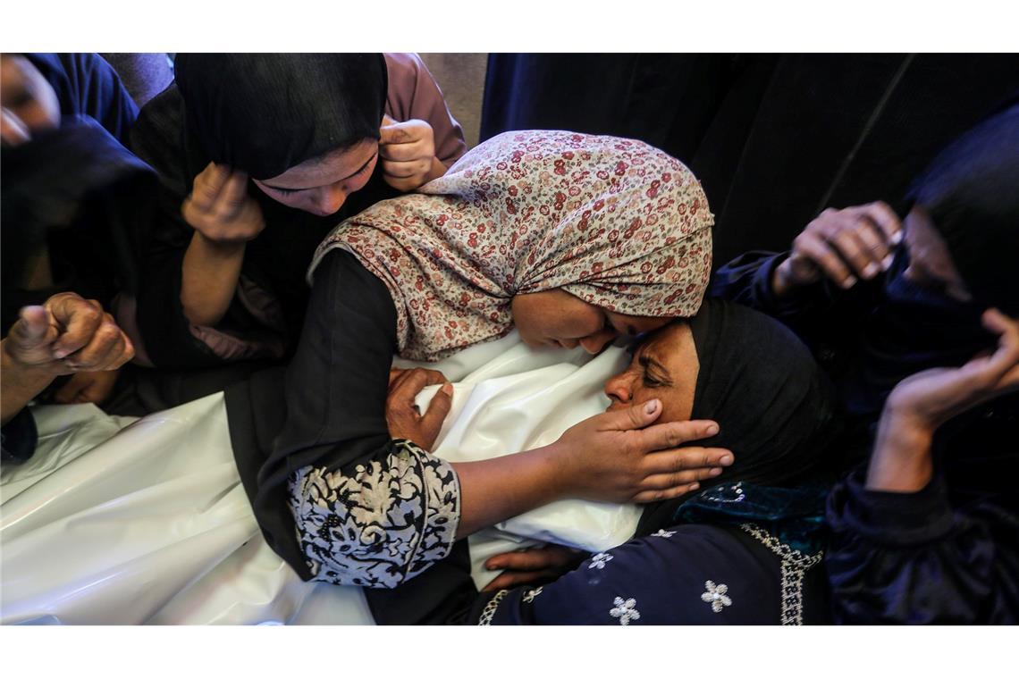 Laut palästinensischen Angaben soll ein Kind, das bei einem israelischen Angriff getroffen und getötet worden sein.