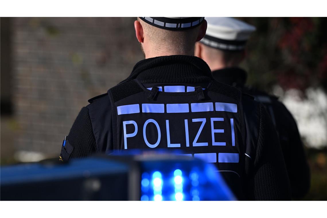 Auto überschlägt sich - drei Verletzte Laut Polizei kam der Fahrer von der Landstraße ab. (Symbolbild)