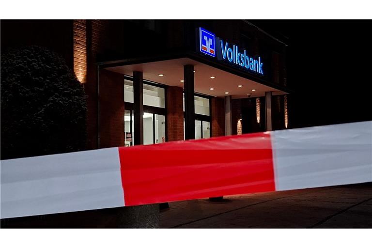 Laut Polizei leerten die Täter beim Einbruch in die Bank in Stuhr bei Bremen 14 Schließfächer.