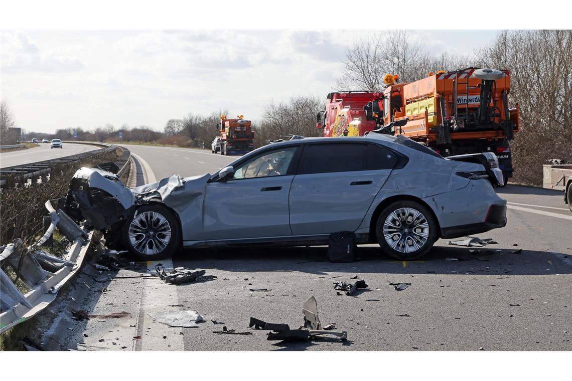 Laut Polizei prallte das Auto mit einem Sicherungswagen der Autobahnmeisterei zusammen.