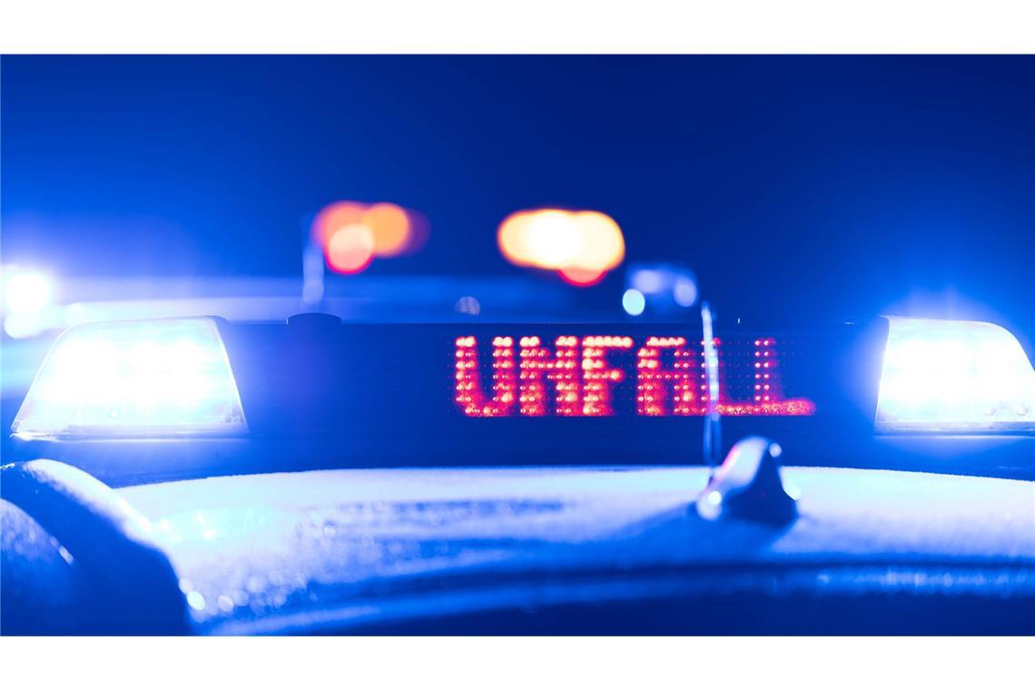 Mann stößt mit Auto frontal gegen Lastwagen und stirbt Laut Polizei starb der Mann infolge des Unfalls.