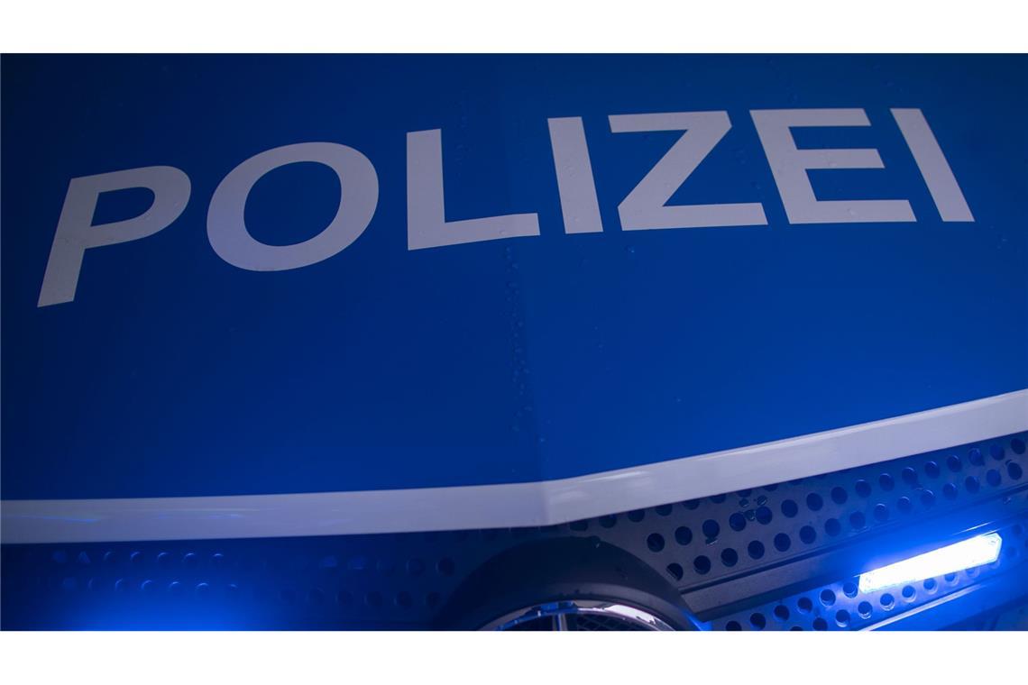 Technischer Defekt – Auto brennt komplett aus Laut Polizei wurde niemand verletzt. (Symbolbild)