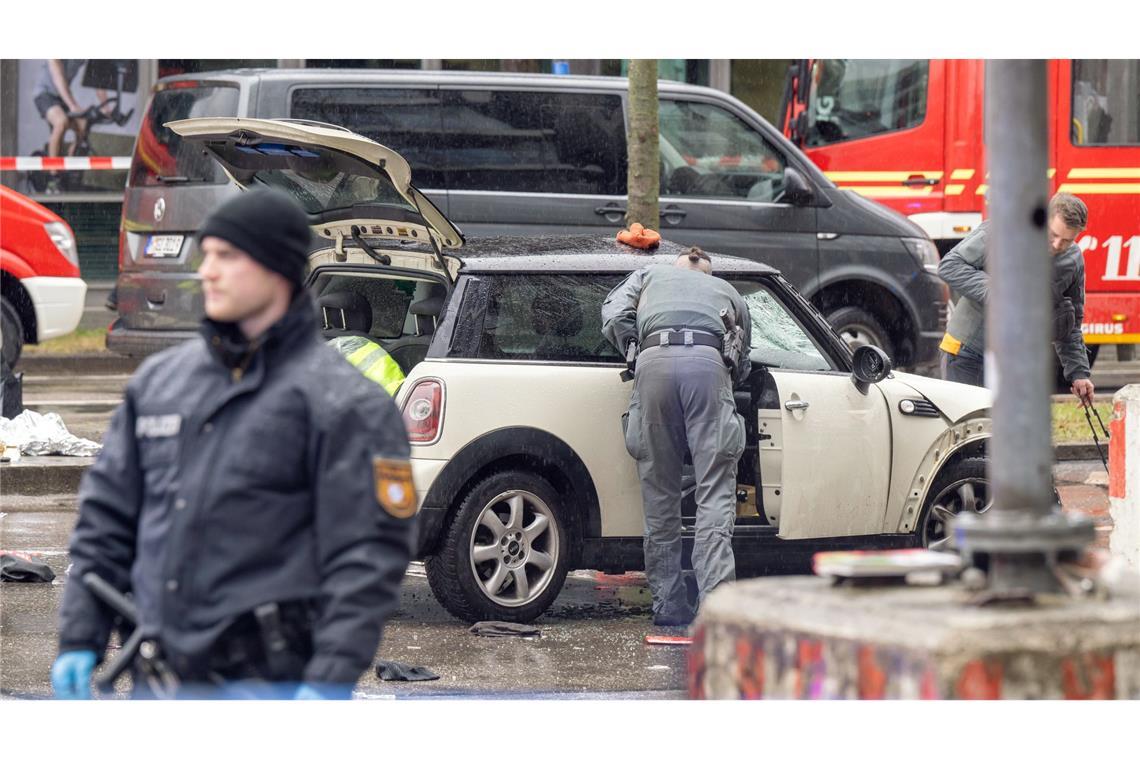 Auto fährt in München in Demo: Was wir wissen und was nicht Laut Polizei wurden viele Menschen verletzt.