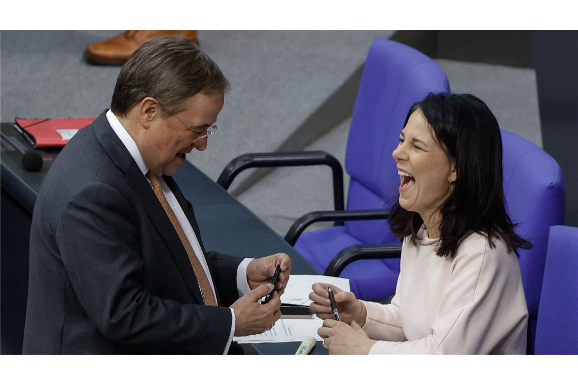 Baerbock, Özdemir und Merz feiern in Laschets Wohnung Laut „Stern“ folgten mehrere schwarz-grüne Spitzenpolitiker einer Einladung des früheren CDU-Chefs Laschet.
