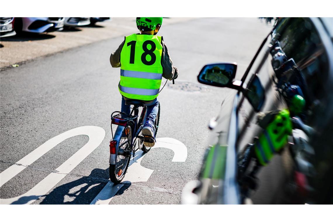 Studie: Immer mehr hohe Motorhauben - Gefahr für Kinder Laut Studie erschweren hohe Motorhauben die Sicht vor allem auf kleinere Menschen, wie Kinder, die sich vor dem Auto befinden. (Archivbild)