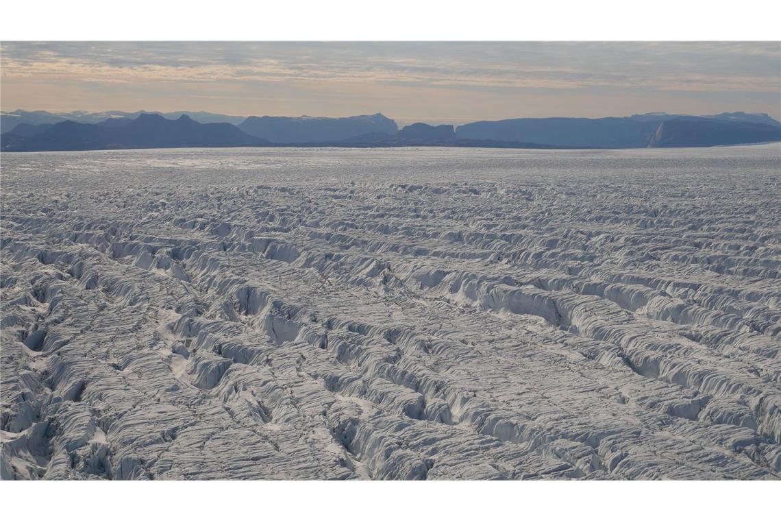 Risse im grönländischen Eisschild wachsen immer schneller Laut Studie haben sich die Brüche in der Eisdecke in nur fünf Jahren deutlich ausgeweitet.