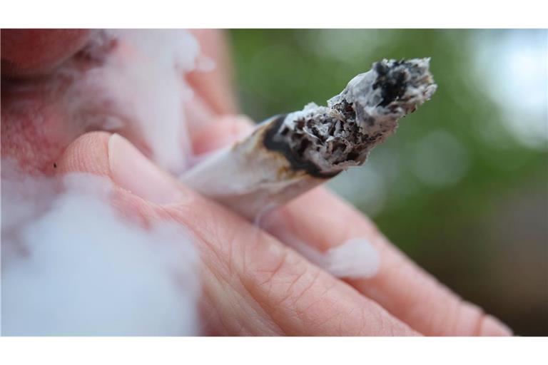 Laut Studie rauchte eine große Mehrheit der Cannabis-Konsumenten Joints. (Symbolbild)