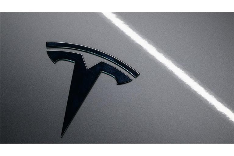 Laut Tesla-Chef Elon Musk liegt die Zukunft der Firma in selbstfahrenden Autos und Robotern. (Archivbild)