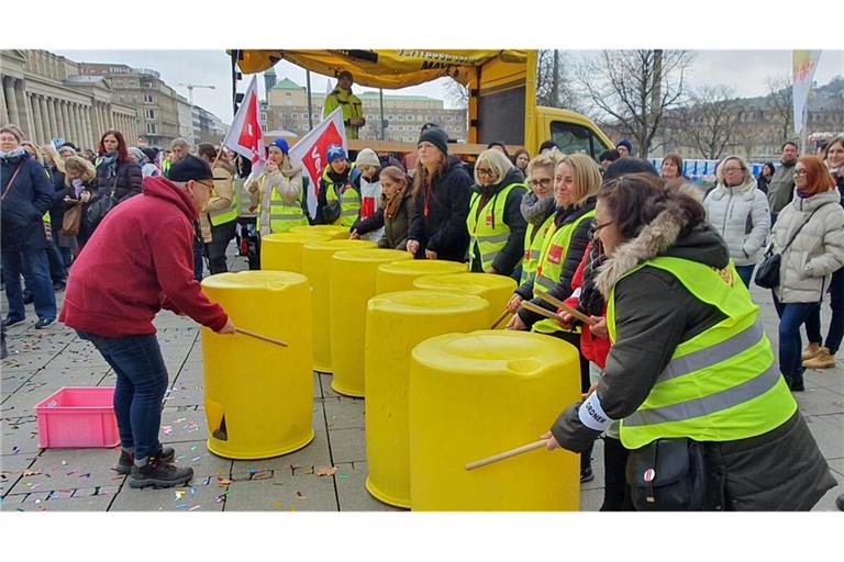Lautstarker Protest auf dem Schlossplatz: Trommeln für mehr Lohn.