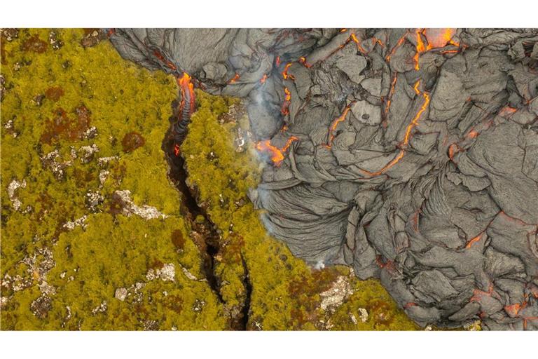 Lava trifft Mooslandschaft: Island erlebt einen erneuten Vulkanausbruch.
