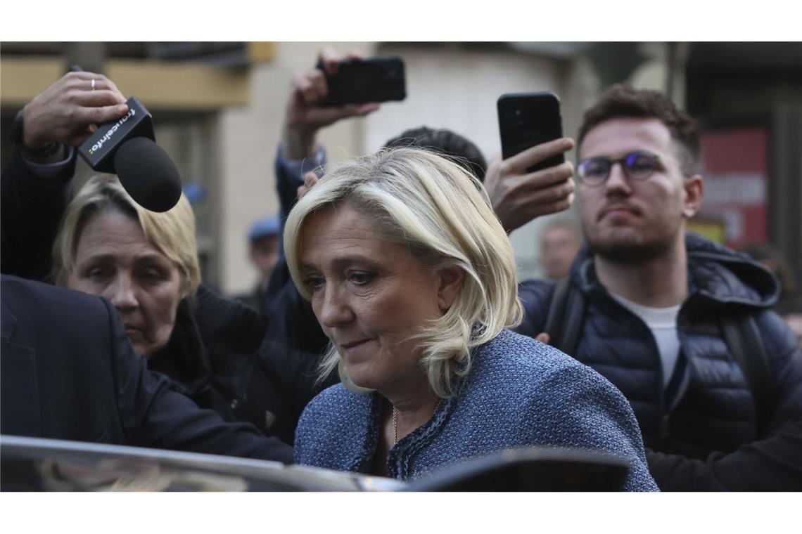 Rechtspopulisten verschärfen Protest gegen Le-Pen-Urteil Le Pen wurde von einem französischen Gericht wegen Veruntreuung verurteilt.