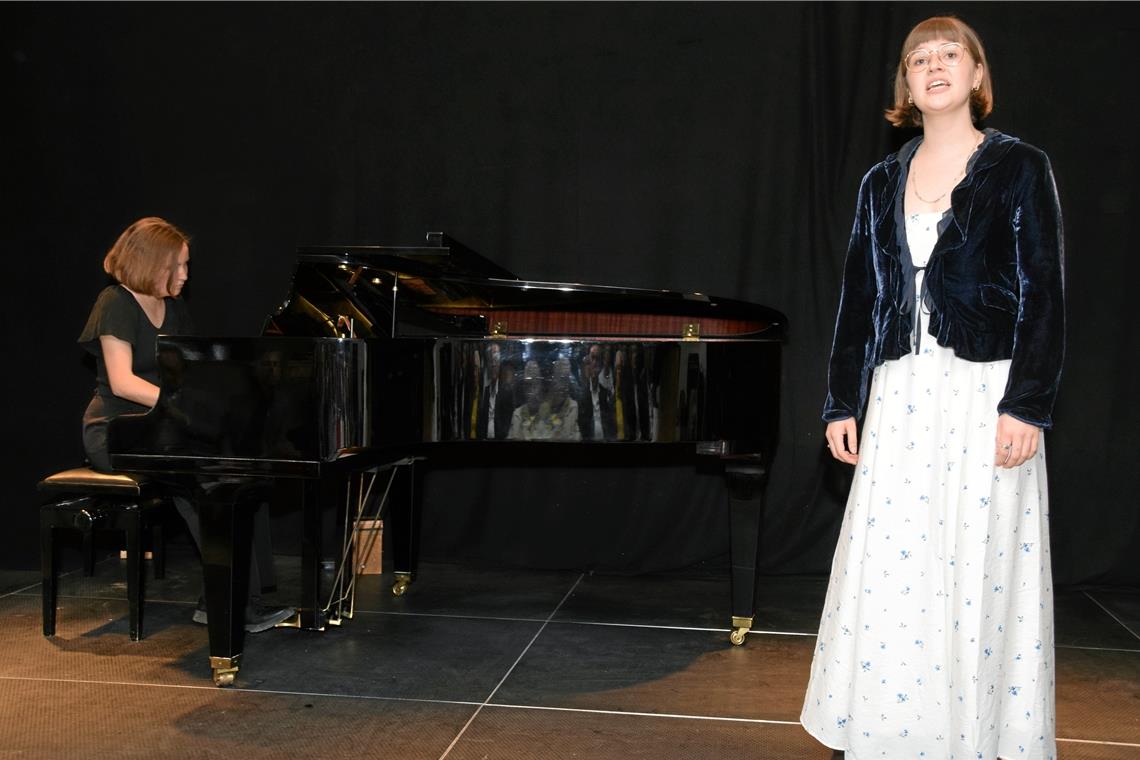 Stipendiaten demonstrieren ihr Können Lea-Maria Gunther begleitet Gesangsstudentin Rabea Vockeroth am Klavier.
