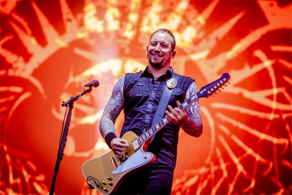 Volbeat bringen ihre „Greatest of all Tours“ nach Stuttgart Leadsänger und Gittarist Michael Poulsen von "Volbeat" 2022 beim Pinkpop-Festival in den Niederlanden.