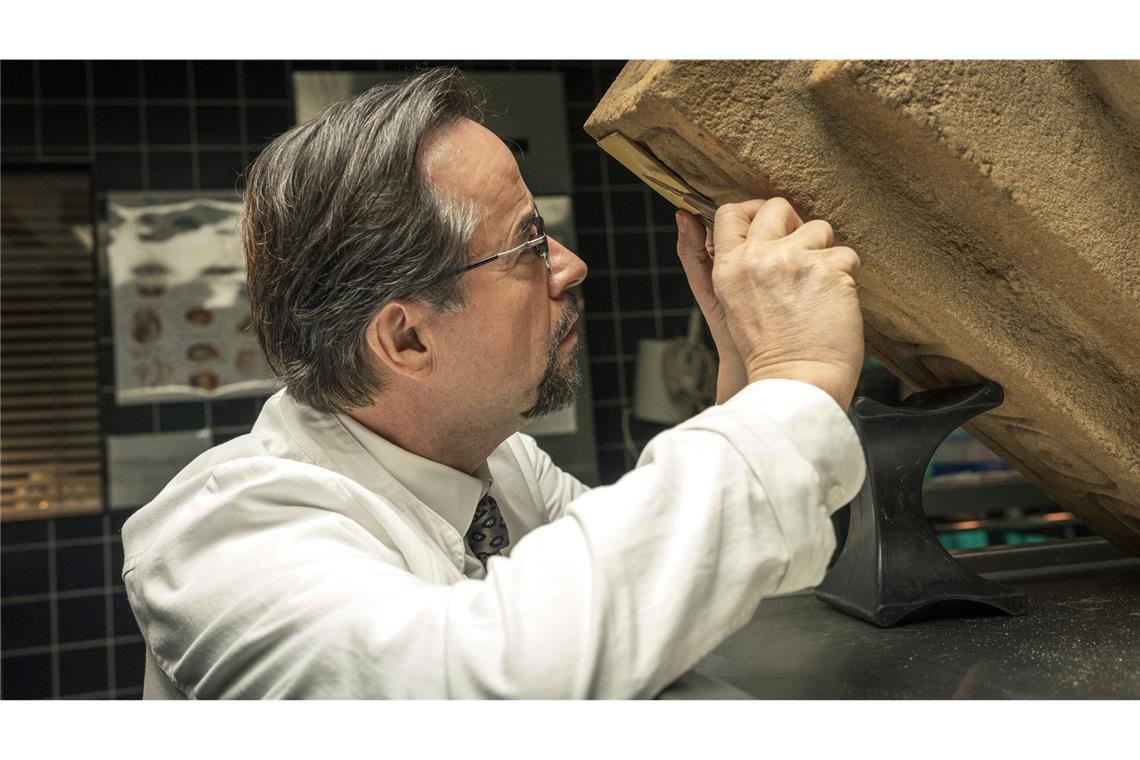 Missglückter Versicherungsbetrug Lebloser als leblos: Alte Artefakte sind in der Gerichtsmedizin selten. Doch was Dr. Karl-Friedrich Boerne (Jan Josef Liefers) bei der sonderbaren Autopsie dieses Skulptur-Relikts entdeckt, könnte dem Fall unglaubliche Erkenntnisse liefern.
