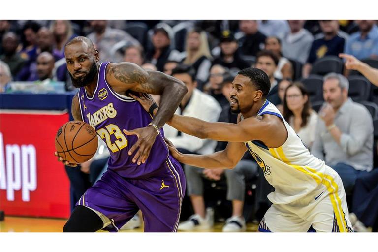 LeBron James (links) führte die Lakers zu einem Sieg bei den Warriors.