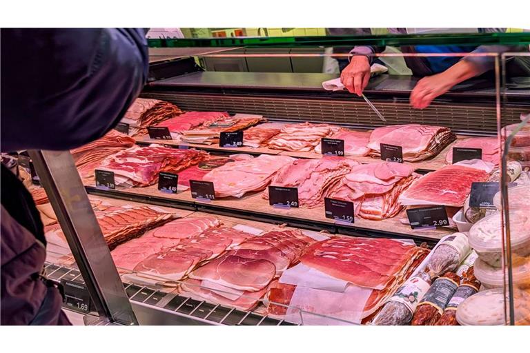 Lecker, aber nicht unbedingt gesund: Auslagen in der Wursttheke in einem Supermarkt.