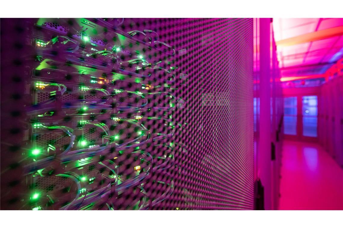LEDs leuchten in einem Serverschrank in einem Rechenzentrum in Frankfurt am Main.