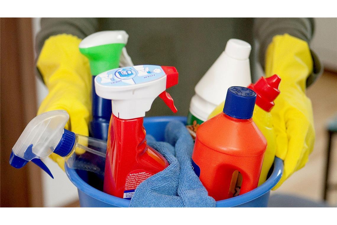 Was macht man mit aussortiertem Putzzeug? Leere Flaschen, Kanister, Tuben oder Nachfüllbeutel sind aus Kunststoff und gehören in die Gelbe Tonne oder den Gelben Sack