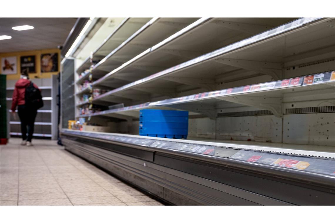 Leere Regale im Supermarkt: Wenn es so weit gekommen ist, lassen sich auch keine Nahrungsmittelvorräte für den Notfall mehr anlegen.