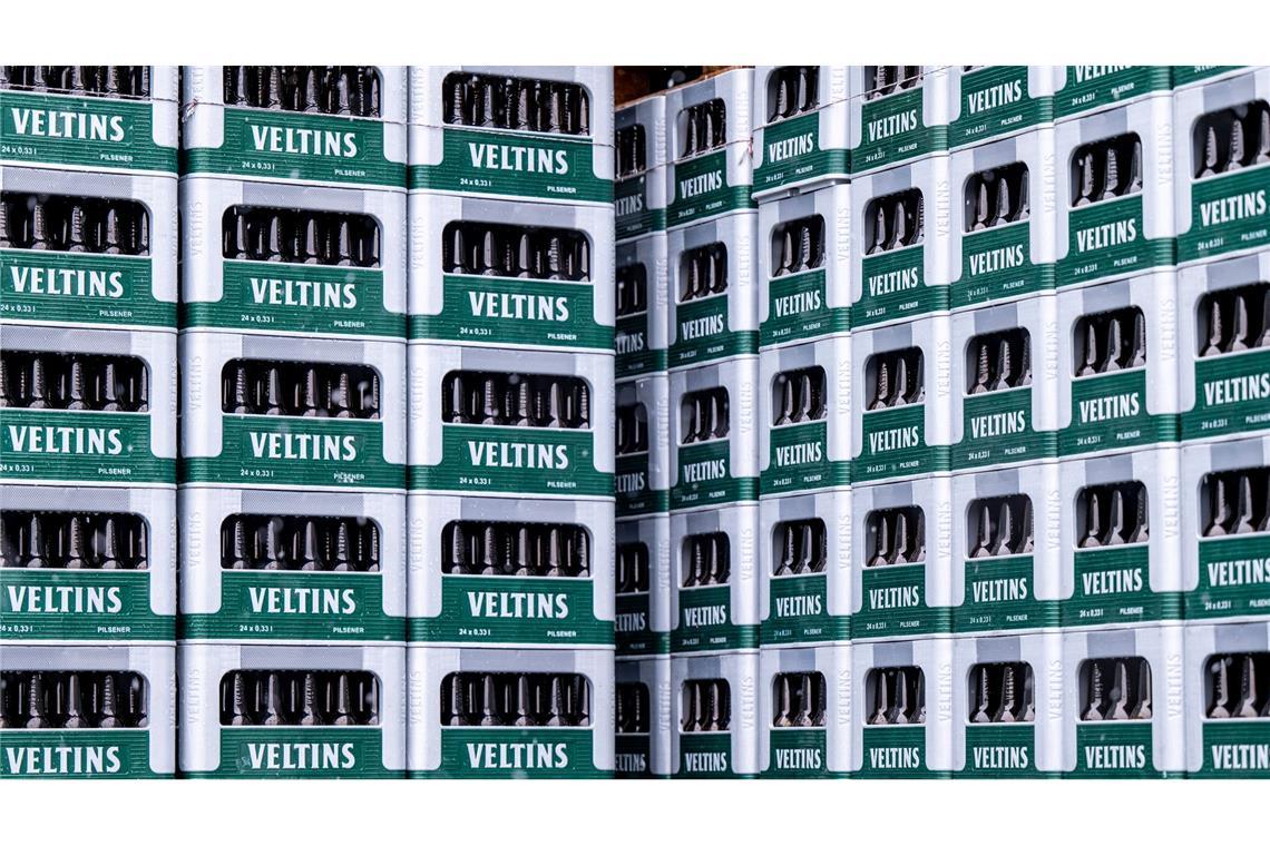 Brauerei Veltins verkauft so viel Bier wie noch nie Leergut der Marke Veltins steht auf dem Firmengelände.