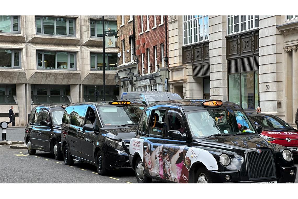 Legendär sind die Londoner Taxis - die "Black Cabs". (Archivbild)