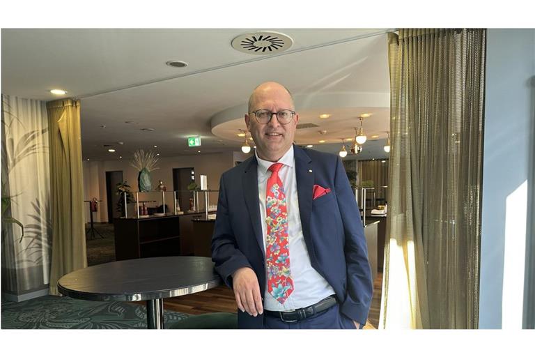 Lehrerpräsident Stefan Düll argumentiert, auch der kluge Umgang mit Instagram und TikTok müsse erlernt werden.