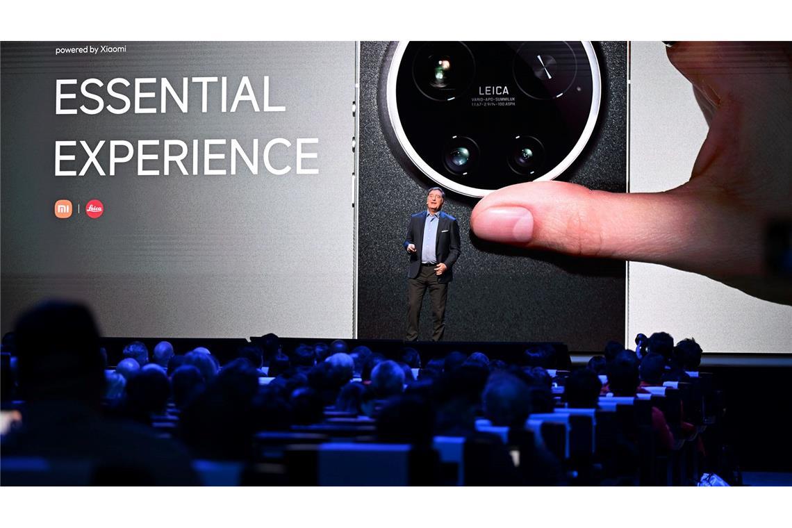 Leica-Chef Matthias Harsch bewirbt das neue Smartphone seiner Firma auf der Bühne.