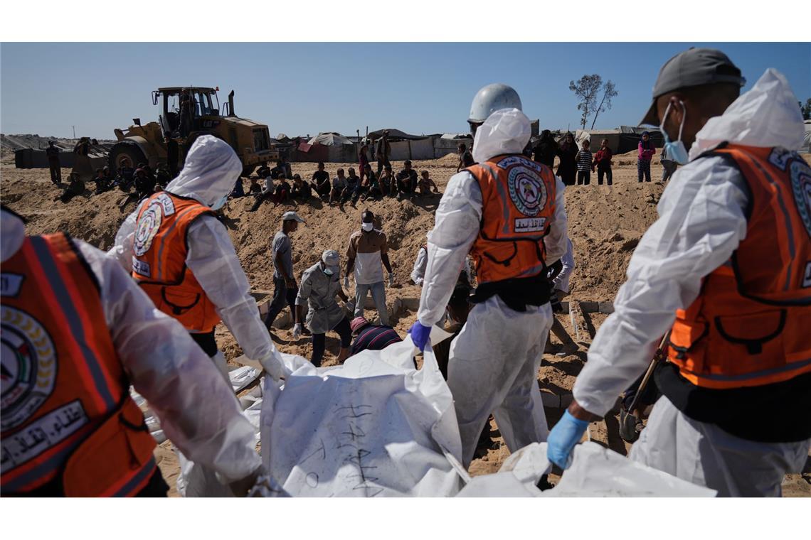 Leichen werden in einem Massengrab in Deir al-Balah im Gazastreifen begraben.
