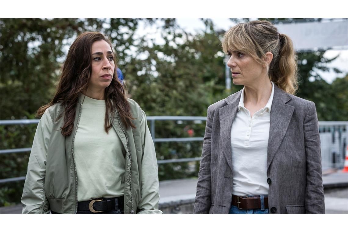 Leichenfund an der Limmat: Es ist nicht der einzige Tote, mit dem sich Kommissarin Tessa Ott (Carol Schuler, l.) und ihre Kollegin Kommissarin Isabelle Grandjean (Anna Pieri Zuercher) beschäftigen müssen.