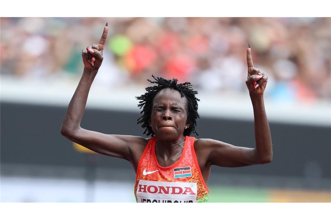 Leichtathletik Weltmeisterschaft in Tokio -  Peres Jepchirchir aus Kenia jubelt nach dem Sieg im Marathon