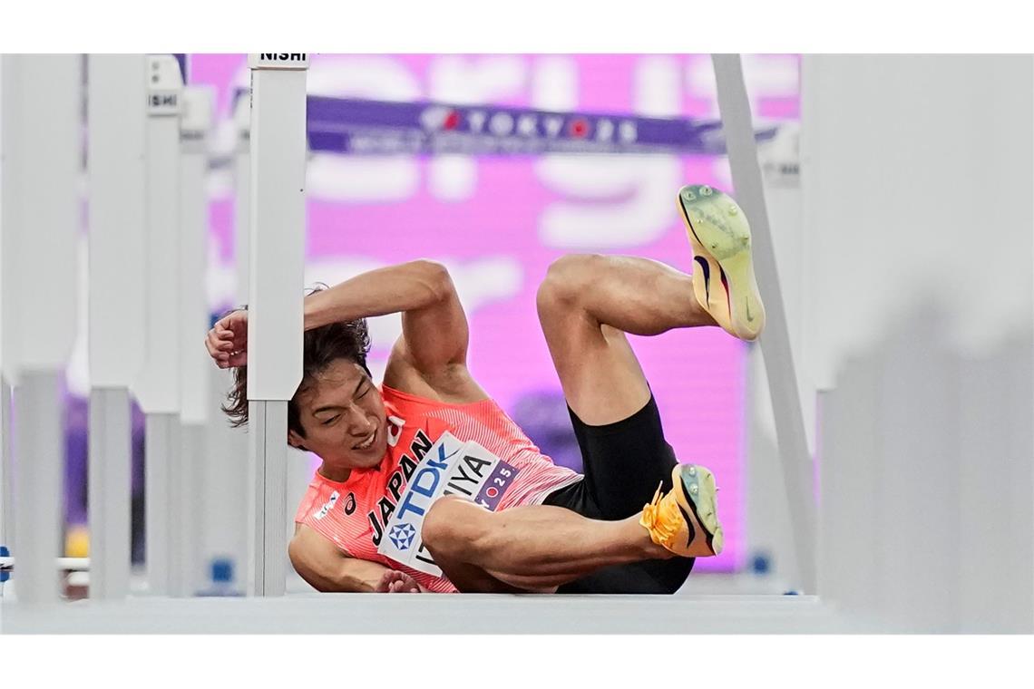 Leichtathletik: Weltmeisterschaft- Japaner Shunsuke Izumiya stürzt im Halbfinale des 110-Meter-Hürdenlaufs der Männer
