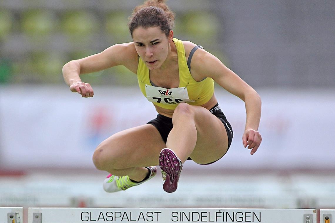Auf dem Weg zum großen Ziel Leichtathletin Lena Schlag von der LG Weissacher Tal hat sich auf die Hürdenstrecken spezialisiert. Foto: R. Görlitz